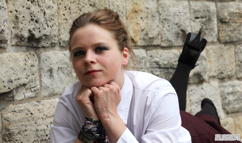 黑暗面女主角扮演者_如何搞定水瓶座男生 - 星座运势