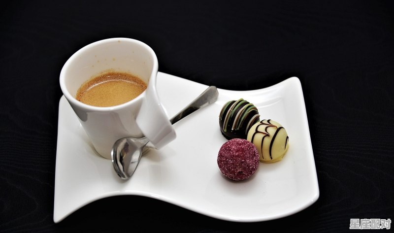 10月11日生日巧克力：酒心咖啡（Milk Cream with Alcohol Giandu - 星座运势