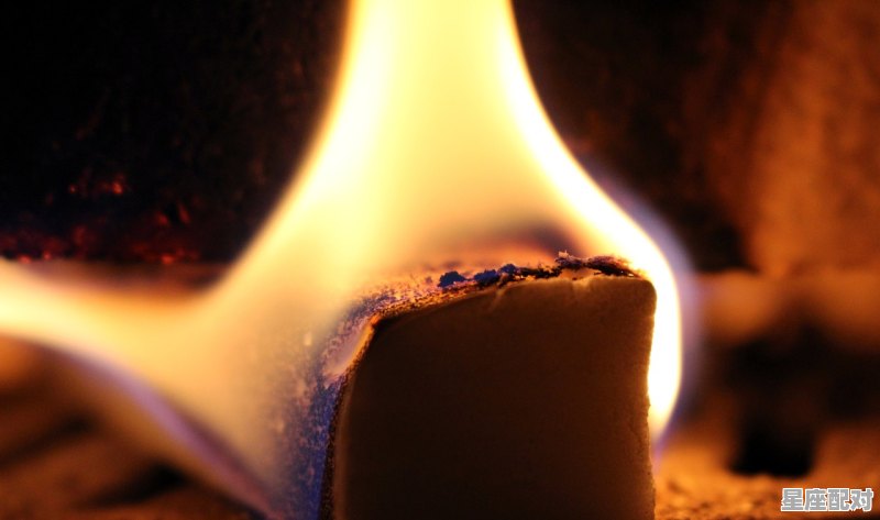 踏火习俗是有什么原理,广西上刀山过火海习俗是真的吗 踏火习俗是有什么原理,广西上刀山过火海习俗是真的吗 - 星座运势