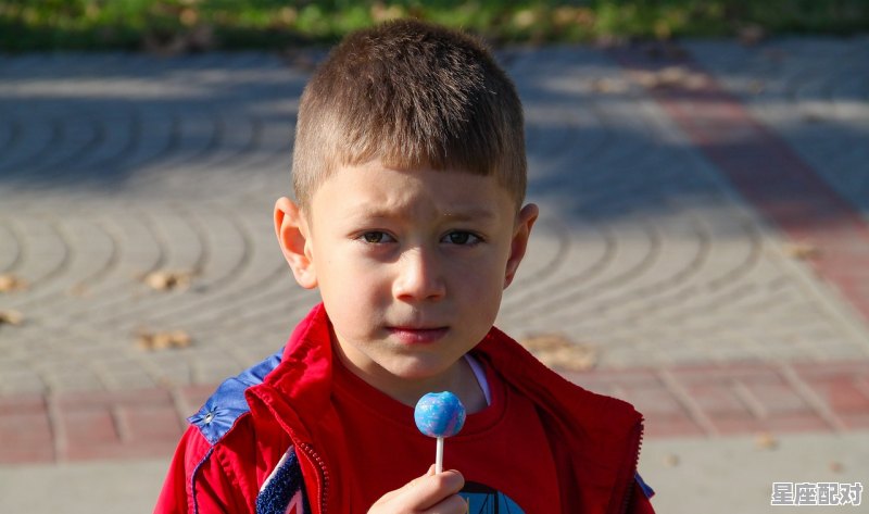 为什么大人老是说小孩子在亲戚面前蹭脸,民间习俗插脸 为什么大人老是说小孩子在亲戚面前蹭脸,民间习俗插脸 - 星座运势