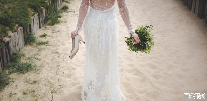 出嫁新娘出门拉新娘哪边手,新娘出门习俗 出嫁新娘出门拉新娘哪边手,新娘出门习俗 - 星座运势