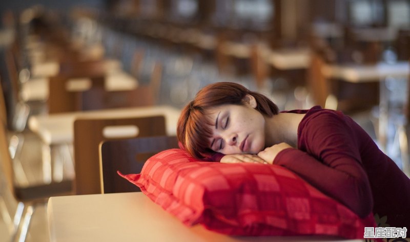 女孩问我梦里在干嘛呢怎么回答，女生说梦到你 - 星座运势