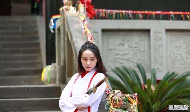 古诗拜新月的大意，拜新月是古代的一种习俗 - 星座运势