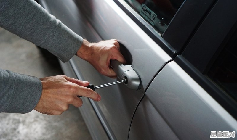 被小偷偷了钱是好事吗，梦到别人偷我钱 - 星座运势