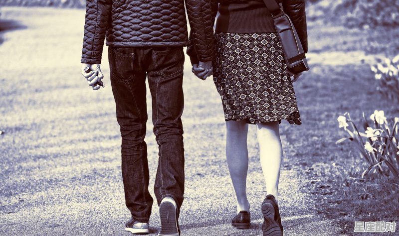 女生挽胳膊男生手怎么抬起来,接胳膊习俗 女生挽胳膊男生手怎么抬起来,接胳膊习俗 - 星座运势