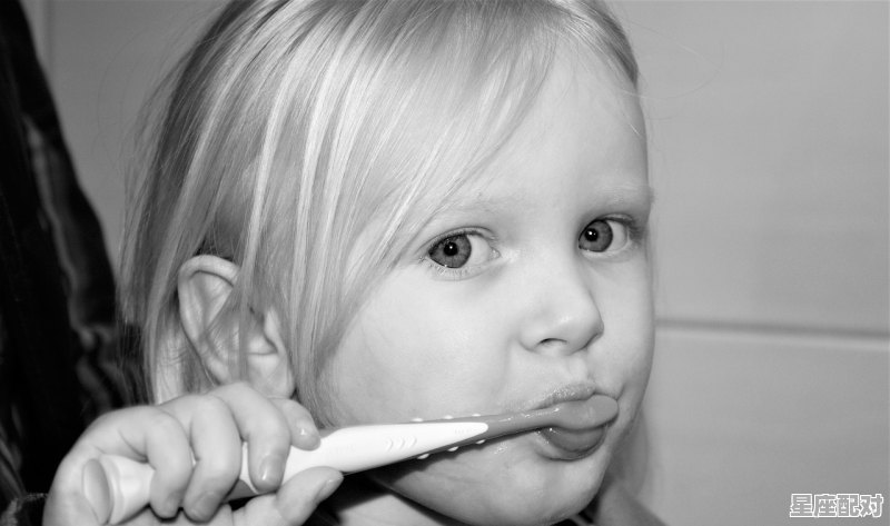 牙齿碎成一块一块地掉下来怎么办，梦到牙都掉光了 - 星座运势